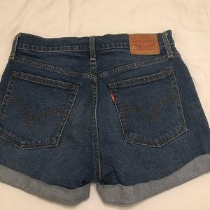Highwaisted Levi blue jean shorts